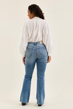 Load image into Gallery viewer, Daisy Medium Wash Short 881162