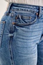Load image into Gallery viewer, Daisy Medium Wash Short 881162