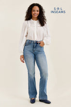 Load image into Gallery viewer, Daisy Medium Wash Short 881162