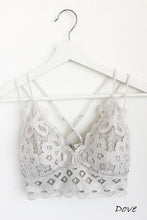 Load image into Gallery viewer, Dove Plus Crochet Brami
