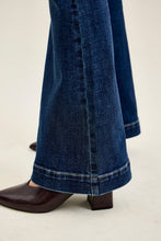 Load image into Gallery viewer, Shelby Dark Petite Flares 82637
