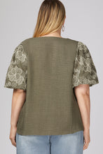 Load image into Gallery viewer, Olive Floral Sleeve Top - Plus

