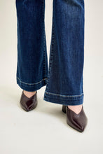 Load image into Gallery viewer, Shelby Dark Flares 82637
