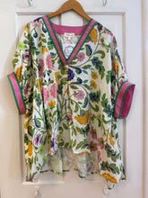 Load image into Gallery viewer, Entro Ivory Floral V-Neck Top - Plus
