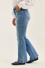 Load image into Gallery viewer, Daisy Medium Wash Short 881162
