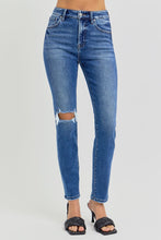 Load image into Gallery viewer, Kimberly Distressed Relaxed Skinnies
