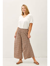 Load image into Gallery viewer, Mocha Floral Crop Pants - Plus
